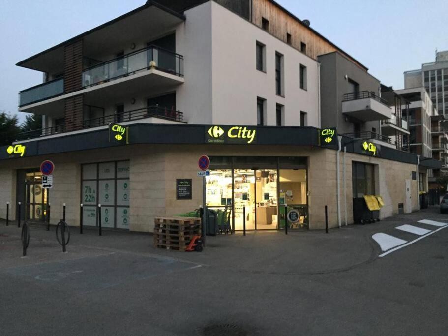 Logement A Brive Avec Terrasse Et Climatisation - Pres De La Gare Et Du Centre-Ville - Wifi Et Stationnement Gratuit エクステリア 写真